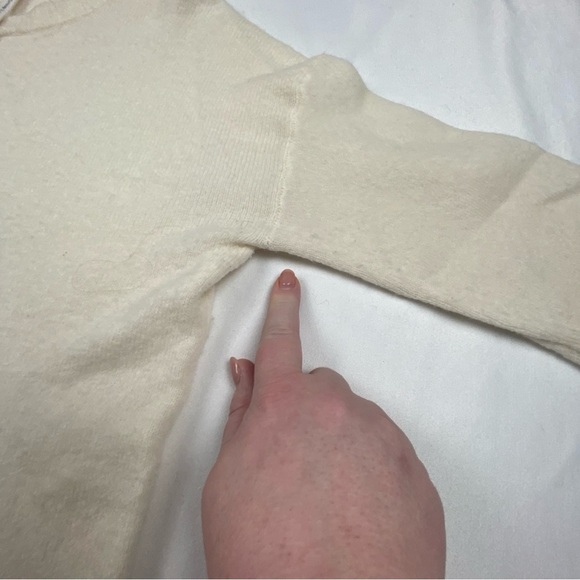 GUC Aritzia Babaton Wool Cashmere Blend Cream Crewneck Flawed Sweater Women’s Sm - Picture 7 of 16